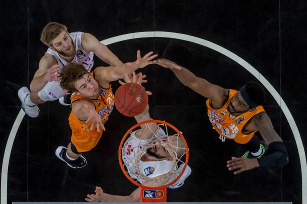 反而会让球 反而会让球